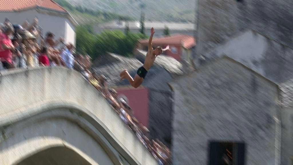 Skokom bez aplauza sa Starog mosta odana počast žrtvama u Srebrenici